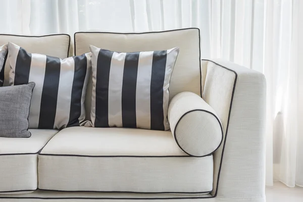 Witte elegantie sofa met zwarte en witte kussens in luxe livin — Stockfoto