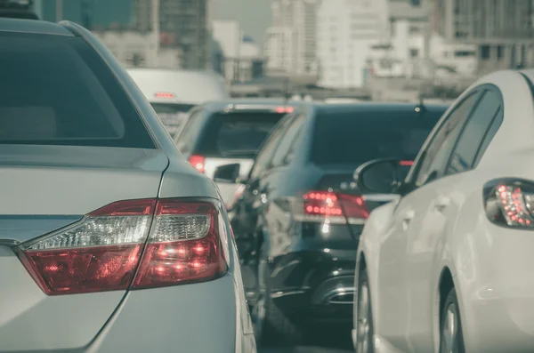 Atasco de tráfico con fila de coches en la autopista —  Fotos de Stock
