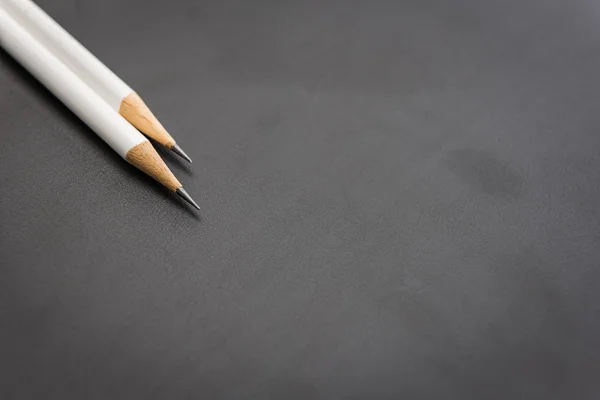 Due matite bianche su nero — Foto Stock