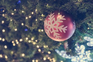 bulanık bir şekilde dekore edilmiş Noel ağacı üzerinde