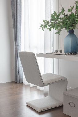 çiçek vazo ile çalışma alanı içinde modern beyaz sandalye