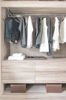 siyah ve beyaz renk tonu giyim asılı