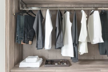 siyah ve beyaz renk tonu giyim asılı