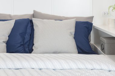 mavi renk kümesi ile modern yatak odası tasarımı 