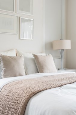 resim çerçevesi yatak odasında duvar ile modern lamba masa tarafında