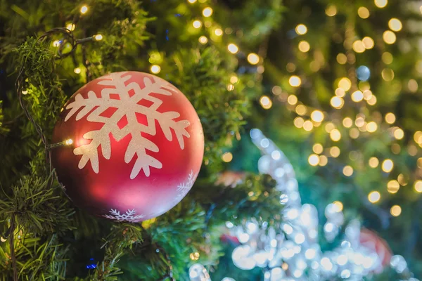 飾られたクリスマス ツリーがぼやけています。 — ストック写真
