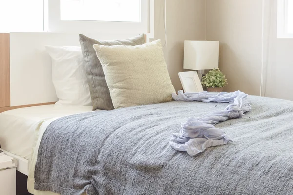 Design de quarto moderno com cama de madeira branca — Fotografia de Stock