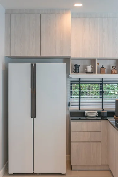 Diseño interior de la nueva cocina de madera decorada en casa de lujo — Foto de Stock