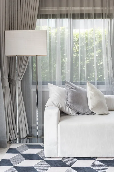 Роскошный белый диван с подушками, установленными в гостиной — стоковое фото