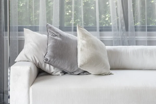 Sofá blanco de lujo con almohadas en el salón — Foto de Stock