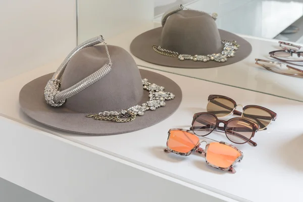 Accesorios femeninos en tocador blanco — Foto de Stock