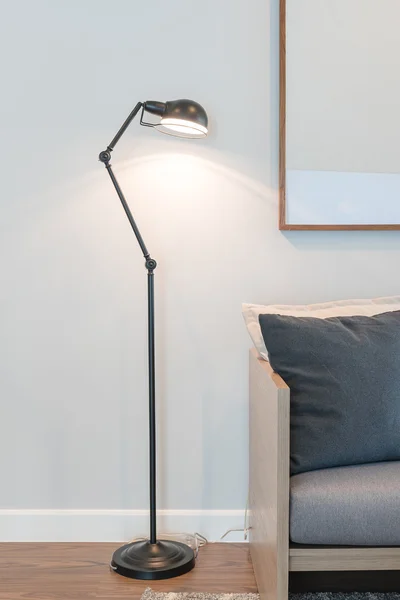 Lámpara moderna en salón con sofá y almohadas — Foto de Stock