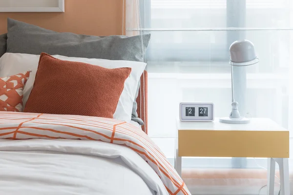 Cor laranja almofadas tom definido na cama no quarto moderno — Fotografia de Stock