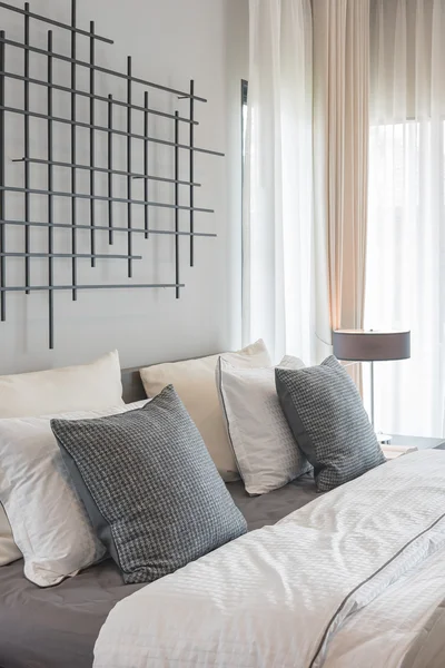 Camera da letto moderna con stile moderno lampada — Foto Stock