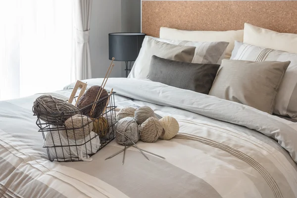 Conjunto de crochê na cama no quarto de luxo — Fotografia de Stock