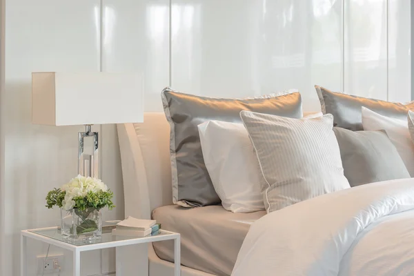 Poduszki ustawiona na łóżku z wazon Flower w luksusowych sypialni — Zdjęcie stockowe