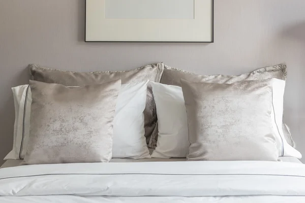 Estilo clássico quarto com conjunto de travesseiros — Fotografia de Stock