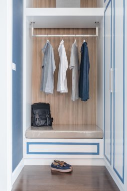 Demiryolu ahşap dolap kıyafet dayan 