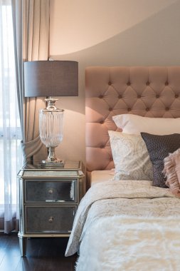 lüks yatak odası tasarımı klasik lambalı