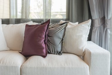 Beyaz kanepe ve yastıklar dizi Salon tasarım 