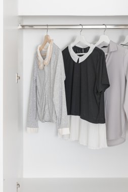 siyah ve beyaz renk tonu giyim gardırop