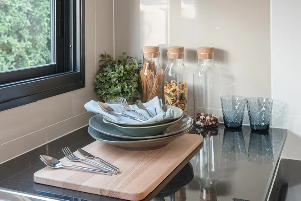 Schwarze Theke im Küchenraum-Design — Stockfoto