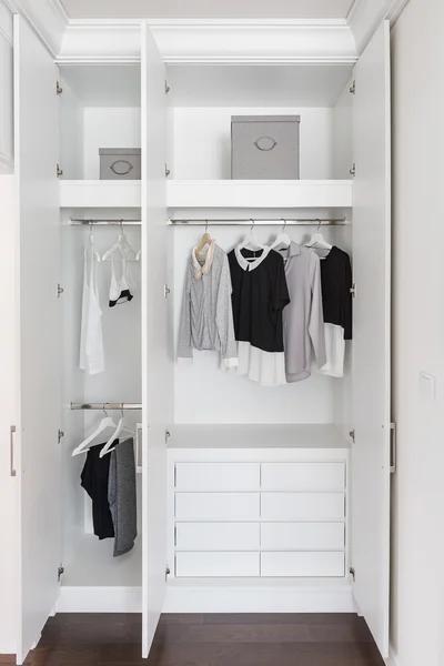 Roupas tom de cor preto e branco no guarda-roupa — Fotografia de Stock