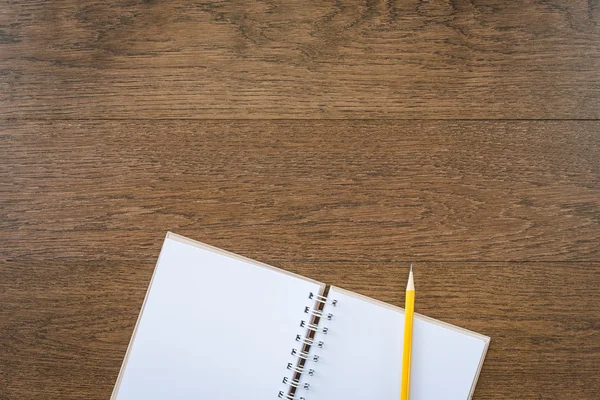 Notebook bianco bianco su sfondo texture in legno — Foto Stock