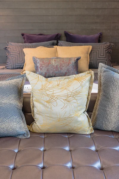 Conjunto de almohadas en la cama en el dormitorio moderno —  Fotos de Stock