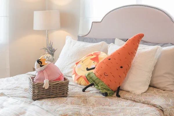 Çocuk yatak odası tasarımı renkli bebek ve yastıklar dizi — Stok fotoğraf