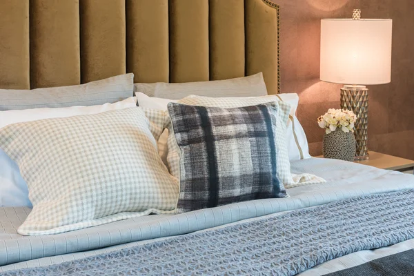 lüks yatak odası ile küme yastık yatak ve beyaz lamba