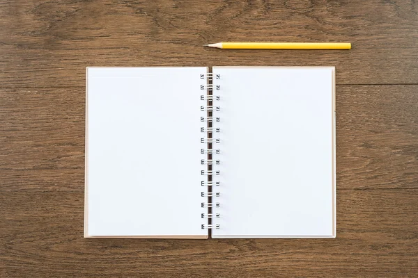 Prázdné bílé notebook na dřevěné textury pozadí — Stock fotografie