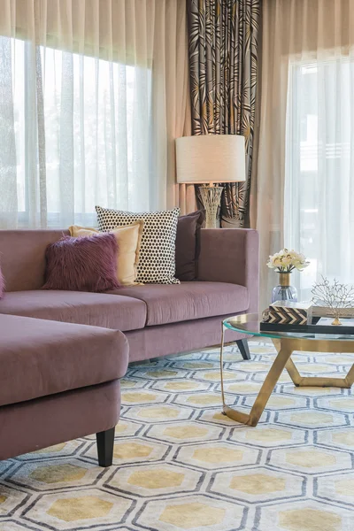 Lyxiga vardagsrum design med lila soffa — Stockfoto