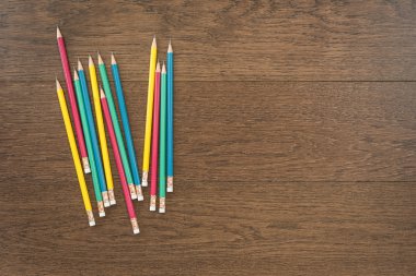 ahşap arka plan üzerinde çok renkli kalemler 