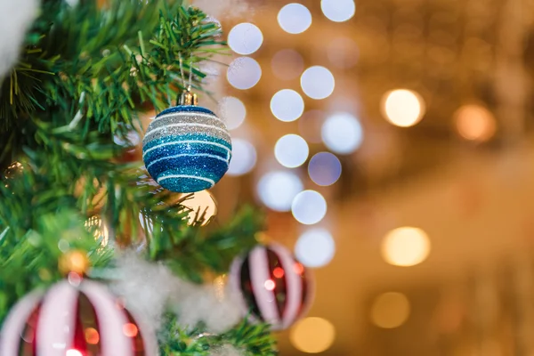 ぼやけた背景に飾られたクリスマスツリー — ストック写真
