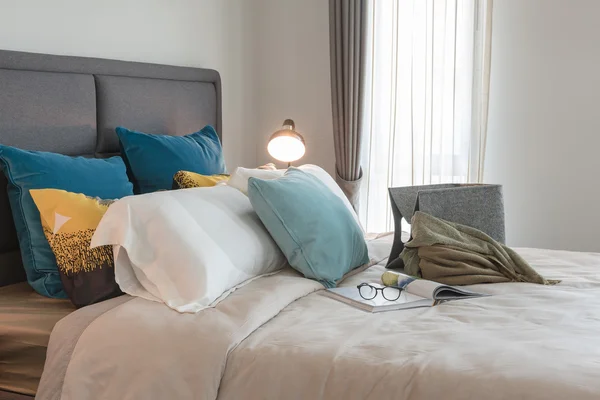 Дизайн спальни с набором подушек на кровати — стоковое фото