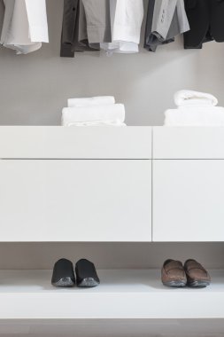 erkek ve kadın ayakkabı ile beyaz gardrop 