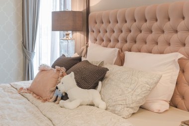 lüks yatak odası tasarımı klasik lambalı 