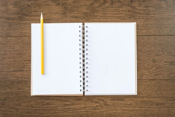 木製テクスチャ背景の空白の白いノート — ストック写真