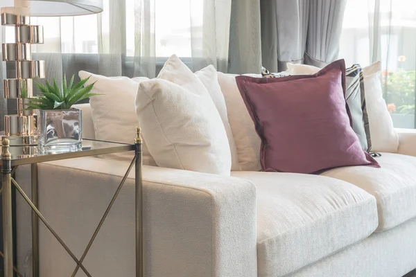 Luxusní obývací pokoj design s bílou pohovkou — Stock fotografie