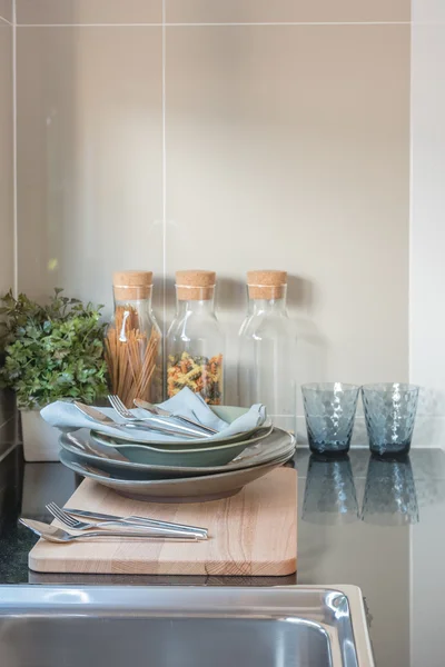 Чорна лічильник в дизайні кухні кімнати — стокове фото