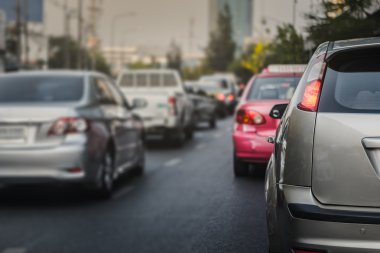 Sıra sıra arabalarla trafik sıkışıklığı 