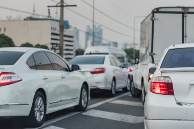 Acele saat hızlı yolda trafik sıkışıklığı 