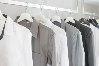 siyah ve beyaz renk tonu giyim