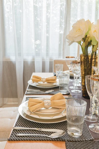 Luxus-Esszimmer-Design mit gedecktem Tisch — Stockfoto