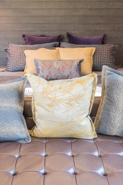 Conjunto de almohadas en el sofá en el dormitorio moderno —  Fotos de Stock