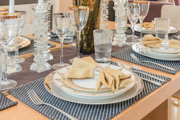 Diseño de comedor de lujo con juego de mesa —  Fotos de Stock