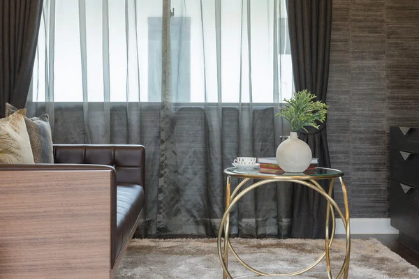 Sala de estar design com mesa de luxo no tapete — Fotografia de Stock