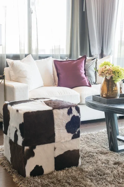 Lyxiga vardagsrum design med vit soffa — Stockfoto