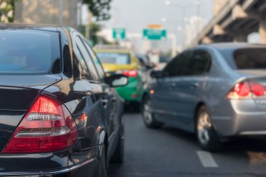 Sıra sıra arabalarla trafik sıkışıklığı 